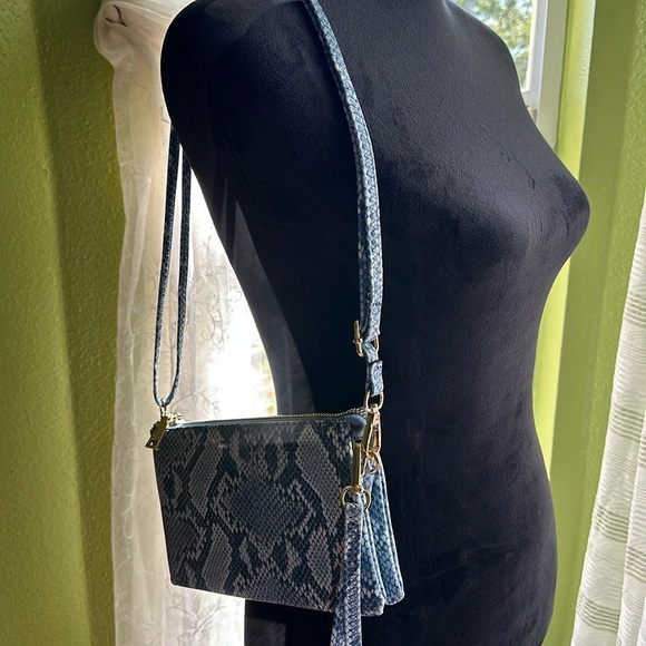 Handbags - 💖New listing! Blue snake skin print crossbody/ wristlet purse.